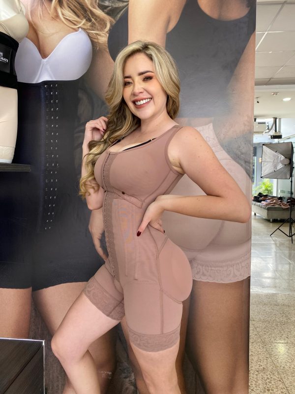 1026 | Faja Post Quirúrgica Short con Brasier y Gafetes con 7 varillas